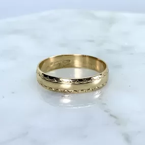 Gold Wedding Band or Stacking Ring in 9k Yellow Gold. Antique Estate Jewelry Circa 1900s.